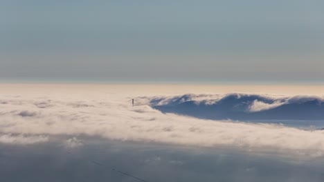 Aerial-Zeitraffer-des-Nebels-in-der-Bay-Area-durch-die-Golden-Gate-Bridge