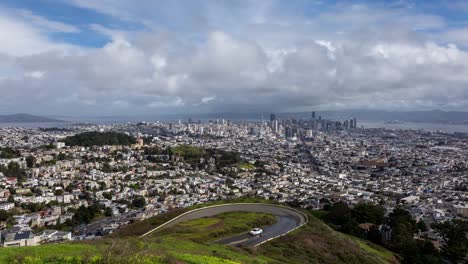 Die-Innenstadt-von-San-Francisco-mit-Wolken-von-Twin-Peaks-Tag-Timelapse