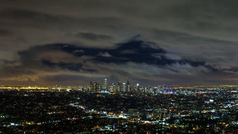 Die-Innenstadt-von-Los-Angeles-Skyline-bei-Nacht-mit-Wolken-Zeitraffer