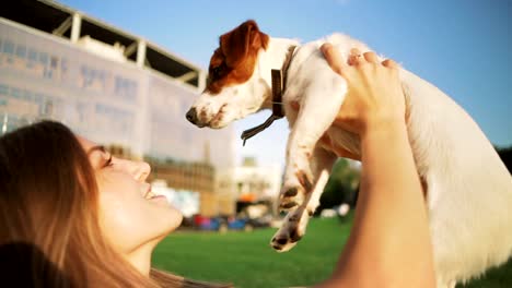 junge-Frau-spielt-mit-kleine-süße-jack-Russel-Terrier-im-Park,-Slow-motion