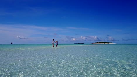 v03937-fliegenden-Drohne-Luftaufnahme-der-Malediven-weißen-Sandstrand-2-Personen-junges-Paar-Mann-Frau-romantische-Liebe-auf-sonnigen-tropischen-Inselparadies-mit-Aqua-blau-Himmel-Meer-Wasser-Ozean-4k