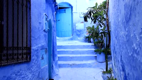 POV,-caminando-en-la-ciudad-azul-de-Chefchaouen-Chaouen-/-Marruecos,-primer-punto-de-vista