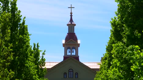 Christian-Catholic-Kirchturm-überqueren,-religiöses-Symbol,-Barock-Gebäude