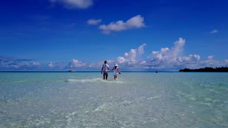 v03949-vuelo-drone-vista-aérea-de-Maldivas-playa-2-personas-pareja-hombre-mujer-amor-romántico-en-la-isla-de-paraíso-tropical-soleado-con-cielo-azul-aqua-agua-mar-4k