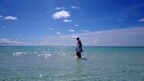 v03936-fliegenden-Drohne-Luftaufnahme-der-Malediven-weißen-Sandstrand-2-Personen-junges-Paar-Mann-Frau-romantische-Liebe-auf-sonnigen-tropischen-Inselparadies-mit-Aqua-blau-Himmel-Meer-Wasser-Ozean-4k