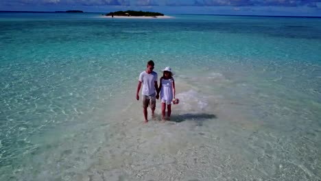 v03932-vuelo-drone-vista-aérea-de-Maldivas-playa-2-personas-pareja-hombre-mujer-amor-romántico-en-la-isla-de-paraíso-tropical-soleado-con-cielo-azul-aqua-agua-mar-4k