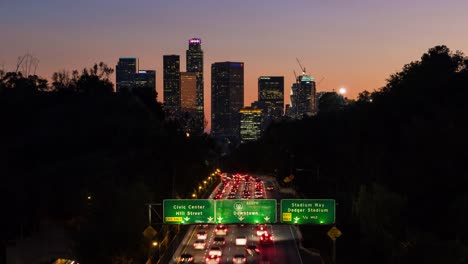 Die-Innenstadt-von-Los-Angeles-und-110-Süd-Autobahn-Tag-zu-Nacht-Zeitraffer
