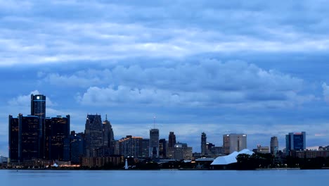 Zeitraffer-von-Detroit-Skyline-von-Belle-Isle-bei-Sonnenuntergang