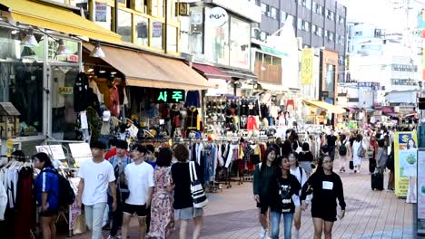 Pueblo-lleno-de-gente-en-el-mercadillo-de-Hongdae(Hongik-University)