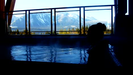 Mujer-relajante-en-piscina