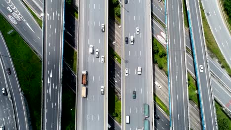 Filmmaterial-Draufsicht-Stadtverkehr-von-Autobahn-und-Brücke.