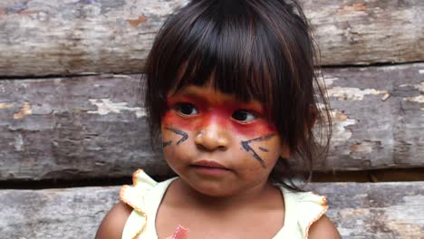 Lindo-niño-brasileño-nativo-de-Tupi-Guarani-tribu,-Brasil