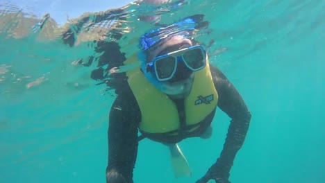 Buceo-bajo-el-agua-tomando-una-selfie-en-islas-Whitsunday,-Australia