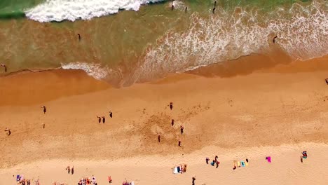 Personas-descansan-en-una-playa-de-arena-en-Portugal,-Praia-do-Beliche,-Sagres,-vista-aérea