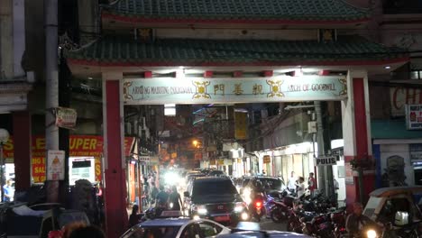 Chinatown-and-traffic,-Manila