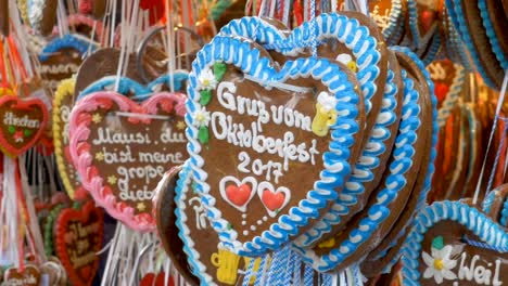 Traditionelle-bunte-Lebkuchen-in-Herzform-auf-dem-Oktoberfest-Festival,-Bayern,-Deutschland