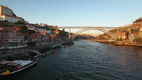 Luftaufnahmen-von-Dom-Luis-Brücke,-Porto,-Portugal