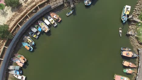 Vista-superior-de-barcos-en-un-muelle