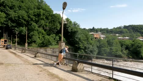 Junges-Mädchen-Aufenthalt-auf-der-Brücke---Georgien