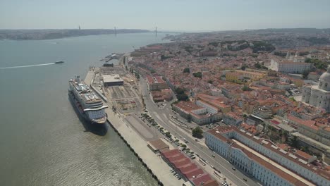 Portugal-día-soleado-Lisboa-paisaje-urbano-Bahía-cruise-liner-aérea-panorama-4k