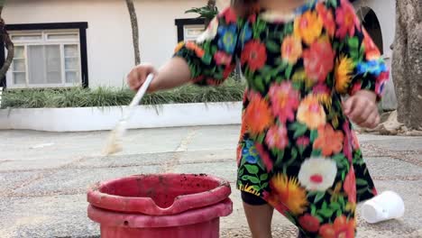 Momento-franca-de-niña,-jugando-con-juguetes-y-herramientas-de-la-caja-de-arena-en-el-patio-de-recreo