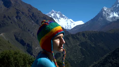 Una-niña-está-bebiendo-té-en-las-montañas