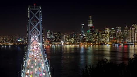 Oakland-Bay-Bridge-de-San-Francisco-y-el-centro-en-el-lapso-de-tiempo-de-noche