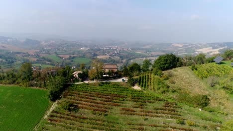 Batería-solar-en-la-cima-de-la-montaña,-energía-alternativa,-paneles-solares,-protección-del-medio-ambiente,-vista-superior