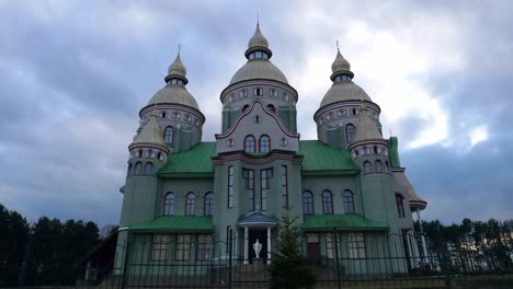 schöne-Kirche-bewölkten-timelapse