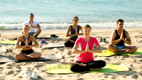 Gruppe-von-sportliche-Menschen-Yoga-zu-praktizieren