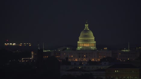 Luftaufnahme-des-United-States-Capitol-Building-in-der-Nacht.