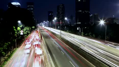 Rush-Hour-Traffic-mit-modernen-Gebäuden