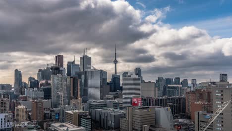 Großstadt-Skyline-Architektur-mit-Wolken-in-Toronto