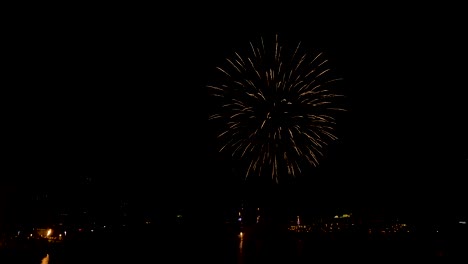 Fuegos-artificiales-en-la-noche-de-la-ciudad