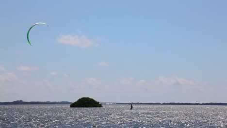 Kiteboarding-en-Tampa-Bay,-de-St-Petersburg-Florida-Puente-de-Skyway