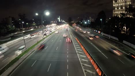 Nacht-Zeitraffer-des-Verkehrs-auf-der-berühmten-23-de-Maio-Avenue