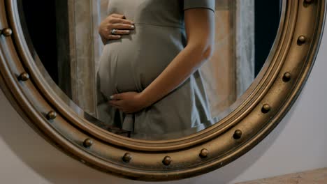 Mujer-embarazada-tocar-vientre,-reflejo-de-espejo