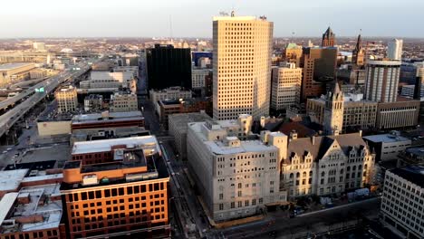 Luftaufnahme-des-amerikanischen-Stadt-in-der-Dämmerung.-Hochhäuser,-Autobahn,-Bucht.--Sonnigen-Morgen.-Milwaukee,-Wisconsin,-USA