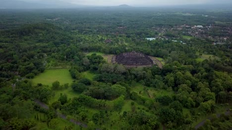 Tiro-de-drone-de-vista-aérea-del-templo-de-Borobudur-en-Java-al-amanecer,-viajes-Indonesia-religión-drone-concepto-4K-de-resolución