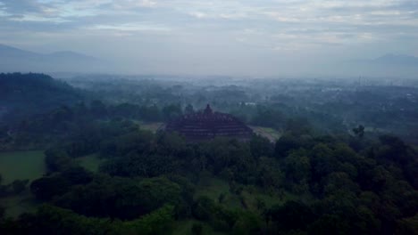 Tiro-de-drone-de-vista-aérea-del-templo-de-Borobudur-en-Java-al-amanecer,-viajes-Indonesia-religión-drone-concepto-4K-de-resolución