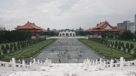 Time-lapse-shot-of-tourist-at-the-Liberty-Square-Chiang-Kai-Shek-Memorial-Hall