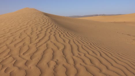 Sand-blowing-in-sand-dunes-in-wind,-Sahara-desert