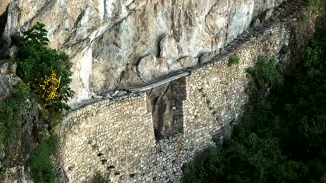 zoom-fuera-el-increíble-puente-incaico-en-machu-picchu