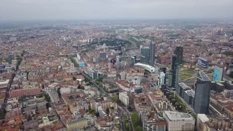 bloque-de-moderna-y-paisaje-urbano-en-Milán-Italia-día-tiempo-tren-panorama-aéreo-de-la-estación-4k