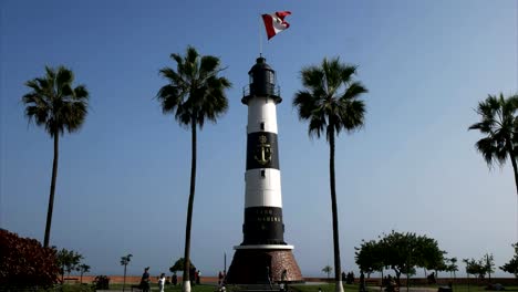 vista-de-la-mañana-del-faro-de-la-marina-en-miraflores,-lima