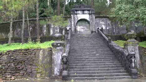 Alte-steinerne-Treppe-zum-Grab