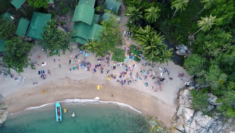 Menschen-mit-einer-Party-am-Strand