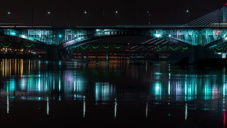 Nacht-Zeitraffer-von-belebten-Brücken-in-Warschau