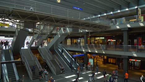 Schweiz-Bern-Sonnentag-Zug-Hauptbahnhof-Haupthalle-Stadtpanorama-4k