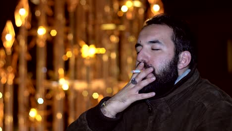 Nachdenklich-gut-aussehender-Mann-Rauchen-Zigarette-denken-Weihnachten-Zeit